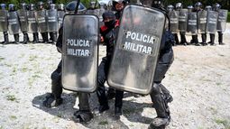 Oficiales de la Policía Militar del Ejército de Guatemala simulan el arresto de un manifestante durante un entrenamiento en la base Mariscal Zabala de la Ciudad de Guatemala el 6 de octubre de 2025. Guatemala está preparada para aumentar su contribución a la Misión de Paz de la ONU en Haití, reemplazando a los 150 efectivos actuales en enero de 2026 si así lo solicita la ONU, en apoyo a los esfuerzos por restablecer la paz en esta nación caribeña asolada por las pandillas.&nbsp;