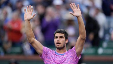 Carlos Alcaraz, de España, saluda a la multitud después de derrotar a Alexander Zverev, de Alemania, durante un partido de cuartos de final en el torneo de tenis BNP Paribas Open, el jueves 14 de marzo de 2024, en Indian Wells, California&nbsp;