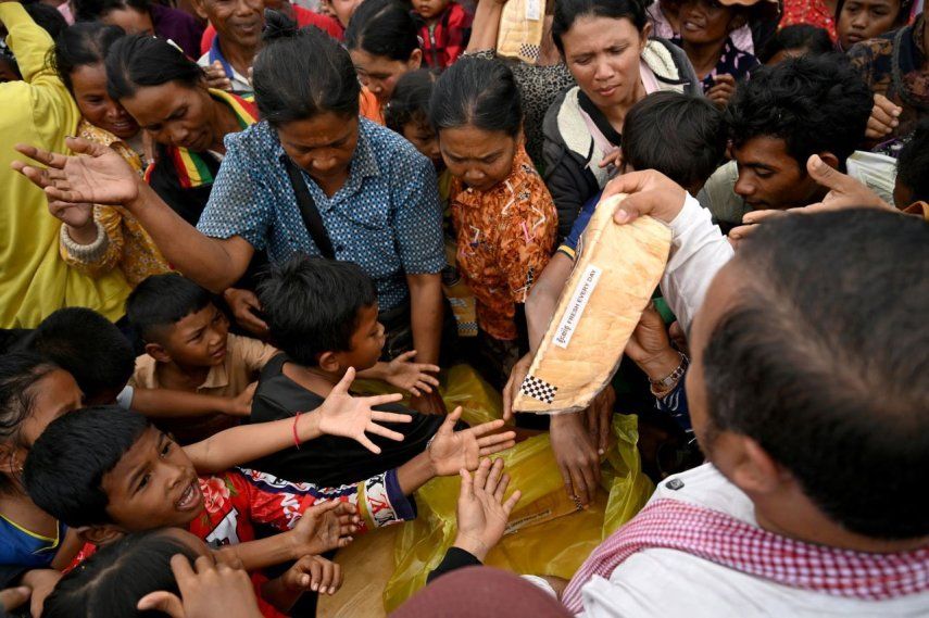 Personas desplazadas se reúnen para recibir ayuda en un campamento temporal después de evacuar debido a los enfrentamientos a lo largo de la frontera entre Camboya y Tailandia en la provincia de Siem Reap, Camboya, el 10 de diciembre de 2025.