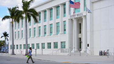 Parte frontal de la alcaldía de Homestead, Florida.