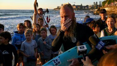El ex surfista profesional australiano Blake Johnston rompió el récord de la sesión de surf más larga del mundo en Cronulla Beach en Sydney el 17 de marzo de 2023.