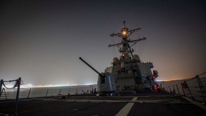 En esta imagen obtenida del Departamento de Defensa de EEUU, el destructor de misiles Arleigh Burke USS Carney transita por el Canal de Suez el 26 de noviembre de 2023. El 16 de diciembre de 2023, el destructor derribó más de una docena de drones en la zona Roja, lanzados desde áreas de Yemen controladas por los hutíes, dijo el Comando Central de Estados Unidos (CENTCOM). &nbsp;