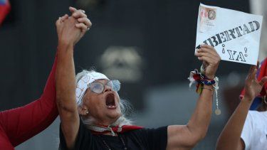 Familiares de los presos políticos levantaron pancartas frente al presidente de la Asamblea Nacional de Venezuela, Jorge Rodríguez, mientras hablaba durante un debate sobre un proyecto de ley de amnistía propuesto por la presidenta interina de Venezuela, Delcy Rodríguez, afuera del edificio El Helicoide, sede del Servicio Bolivariano de Inteligencia Nacional (SEBIN), en Caracas, el 19 de febrero de 2026.