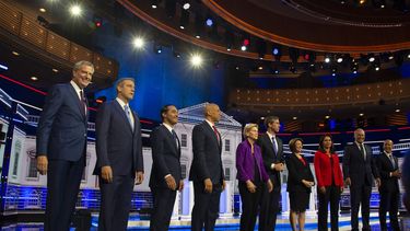 Los primeros diez candidatos demócratas que aspiran a la presidencia de EEUU posan para una foto antes de iniciar el debate en el&nbsp;Adrienne Arsht Center, en Miami, el 26 de junio de 2019.