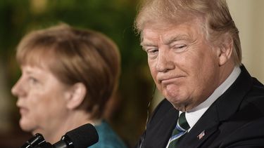 El presidente de EEUU, Donald J.&nbsp;Trump&nbsp;(d), y la canciller alemana, Angela&nbsp;Merkel&nbsp;(i), durante una rueda de prensa conjunta tras su reunión en la Sala Este de la Casa Blanca en Washington, Estados Unidos, este 17 de marzo de 2017.&nbsp;