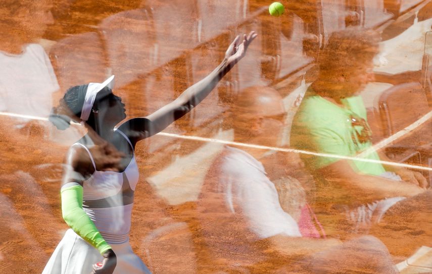 &nbsp;En imagen de archivo del jueves 16 de mayo de 2019, la tenista Venus Williams logra distinguirse detr&aacute;s de un cristal donde se reflejan espectadores que siguen su duelo ante la brit&aacute;nica Johanna Konta en el Abierto de Italia, en Roma