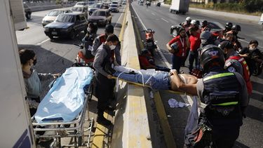 Scorristas voluntarios de la agrupación Ángeles de las Vías trasladan en camilla a un individuo herido en un accidente de motocicleta en Caracas el 10 de febrero del 2021.&nbsp;