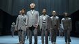 En esta imagen proporcionada por HBO David Byrne, frente, en una escena de David Byrnes American Utopia. The American Theatre Wing y la Liga de Broadway anunciaron el 22 de junio de 2021 que David Byrnes American Utopia recibirá un Premio Tony Especial.&nbsp;