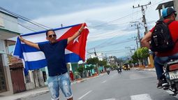 Fotograf&iacute;a del&nbsp;periodista independiente Rolando Rodr&iacute;guez Lobaina con una bandera cubana publicada el 14 agosto de 2019 en su p&aacute;gina de Facebook.