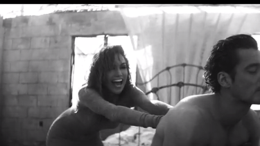 Con una cuidada fotografía en blanco y negro, esta nueva producción de Jennifer López se desarrolla en un paraje desértico (Foto: Captura Vídeo First Love)