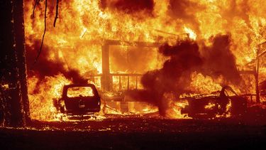 Las llamas consumen una vivienda sobre la ruta 89 en la población de Greenville, California, 4 de agosto de 2021. El incendio arrasó edificios históricos y decenas de viviendas en Greenville.&nbsp;