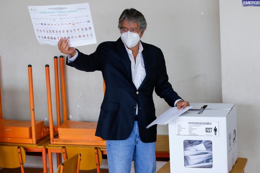 Guillermo Lasso, candidato presidencial del partido Creando Oportunidades o CREO, muestra su papeleta durante las elecciones presidenciales y legislativas en Guayaquil, Ecuador, el domingo 7 de febrero de 2021. Uno de los vocales del CNE, Luis Verdesoto, destacó que por el momento no se han dado casos de violencia física y que el nivel de participación es alto.