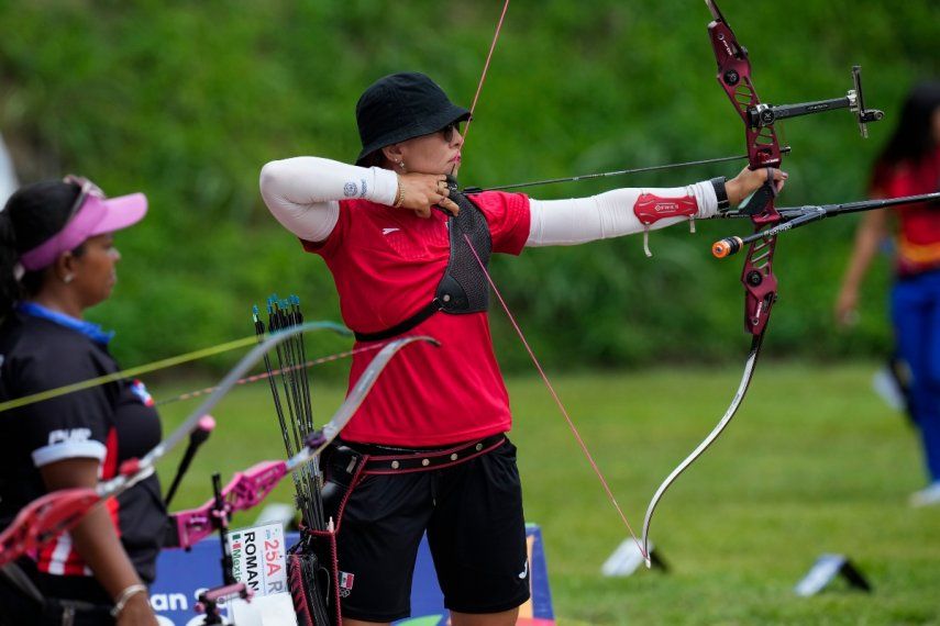 La mexicana Aída Román compite en la semifinal de arco recurvo ante Puerto Rico, en los Juegos Centroamericanos y del Caribe en San Salvador, el lunes 3 de julio de 2023.