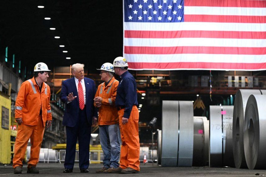 El presidente Donald Trump realiza visita a una planta siderúrgica de US Steel en Pensilvania, el 30 de mayo de 2025.