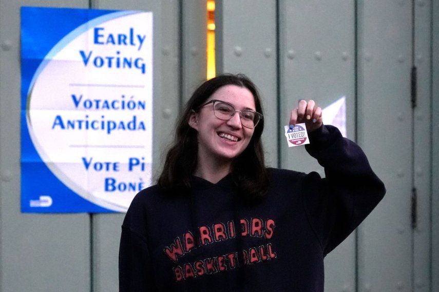 Ashley Herman muestra una calcomanía luego de haber votado en el primer día de la votación anticipada de las elecciones generales de Estados Unidos, el lunes 21 de octubre de 2024, en Miami.&nbsp;