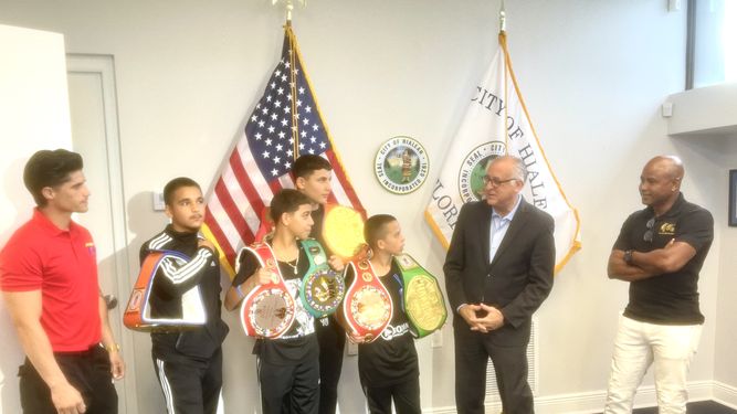 Esteban Bovo recibe en su oficina a niños boxeadores de Hialeah.