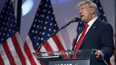 El virtual candidato presidencial republicano, el expresidente Donald Trump, habla en la reunión de Moms for Liberty en Filadelfia.