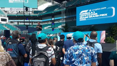 Decenas de periodistas asistieron al lanzamiento oficial del escenario en el Hard Rock Stadium para el Gran Prix de Miami de F1. 