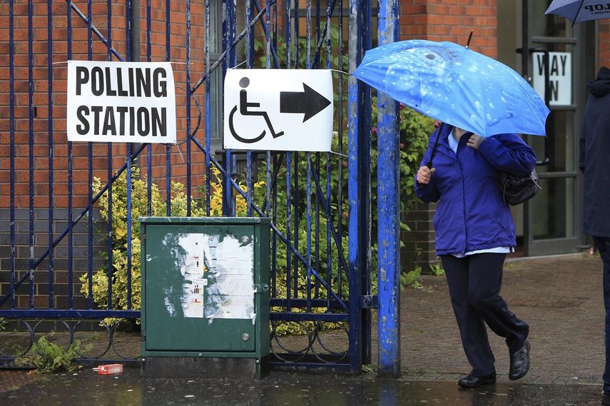 Una persona sale de votar en un colegio electoral en Belfast (Reino&nbsp;Unido).