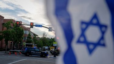 Una bandera israelí fijada a una señal de tráfico mientras la policía vigila la calle Pearl en el lugar de un ataque contra manifestantes que exigían la liberación de rehenes israelíes retenidos en Gaza, en Boulder, Colorado, el 1 de junio de 2025.