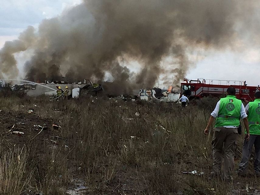 El avión de Aeroméxico se quemó tras incendiarse en el accidente.