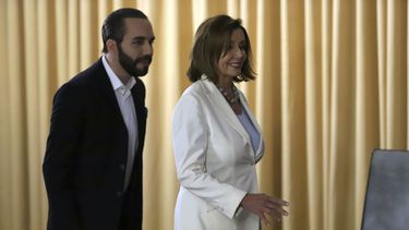 Nancy Pelosi, presidenta de la C&aacute;mara de Representantes de Estados Unidos, camina junto al presidente salvadore&ntilde;o Nayib Bukele en San Salvador, El Salvador, el viernes 9 de agosto de 2019.&nbsp;