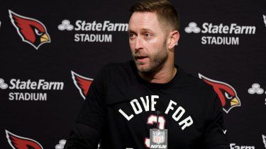 Kliff Kingsbury, entrenador de los Cardinals de Arizona, ofrece una conferencia de prensa, con un jersey con el que muestra apoyo a Damar Hamlin, jugador de los Bills de Buffalo, el domingo 8 de enero de 2023.