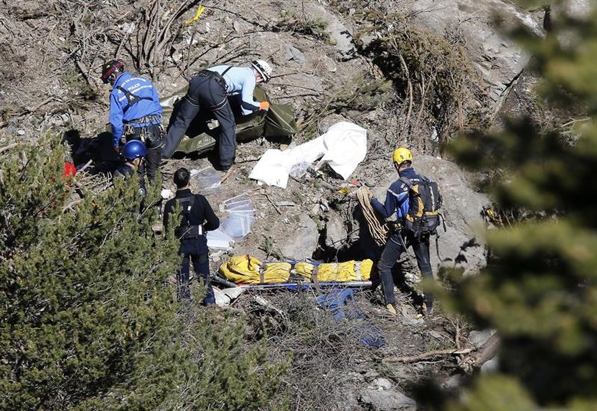 Parte de las labores de búsqueda de restos humanos el lugar del accidente del vuelo Barcelona-Düsseldorf de Germanwings. Foto EFE 