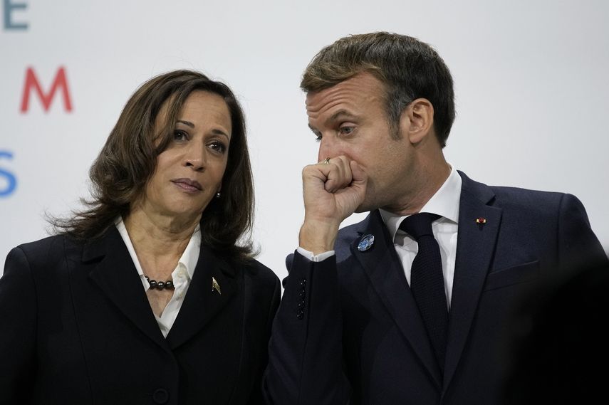 El presidente francés Emmanuel Macron habla con la vicepresidenta estadounidense Kamala Harris durante el Forum de Paz en París el 11 de noviembre del 2021.&nbsp;