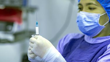 La esperada vacuna aun necesita la mascarilla.