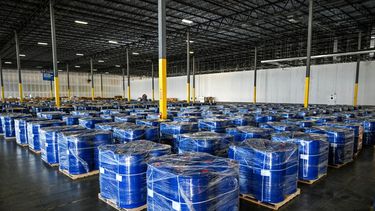 Foto del cargamento de barriles confiscado por el gobierno de Estados Unidos para fabricar drogas sintéticas.