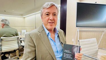 Alejandro Guillermo Roemmers muestra su libro El misterio del último Stradivarius.