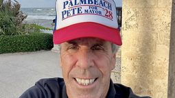 Peter Simel, de 71 años alcanzó notoriedad por su parecido físico con Jeffrey Epstein. Peter Simel, de 71 años alcanzó notoriedad por su parecido físico con Jeffrey Epstein.