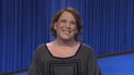 En esta imagen proporcionada por Jeopardy Productions, Inc., la campeona del programa de juegos Amy Schneider en el set de Jeopardy!. HBO lidera nominaciones al GLAAD por representación de LGBTQ.