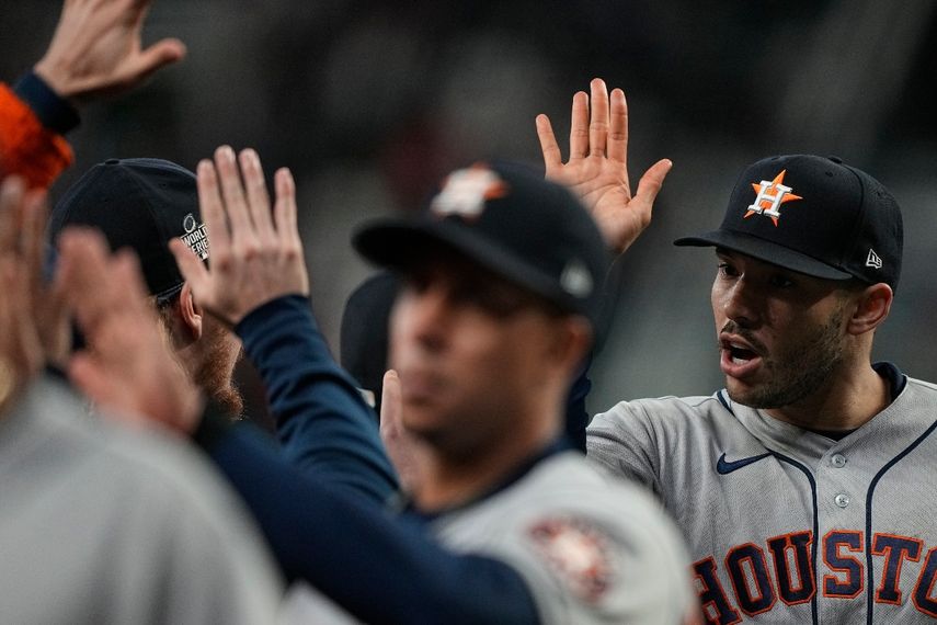 Carlos Correa celebra el triunfo de los Astros de Houston al final del quinto duelo de la Serie Mundial