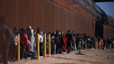 Miles de migrantes esperan en la frontera poder ingresar a Estados Unidos.