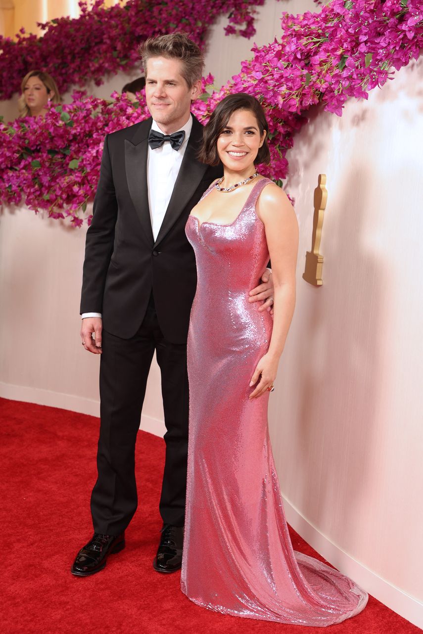 America Ferrera y su esposo Ryan Piers Williams asisten a la 96a edición anual de los Premios de la Academia en el Dolby Theatre de Hollywood, California, el 10 de marzo de 2024.