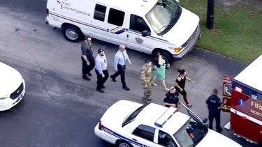 Momento en el que la madre del pequeño de nueve meses llega al lugar donde fue encontrado, en un complejo de apartamentos.