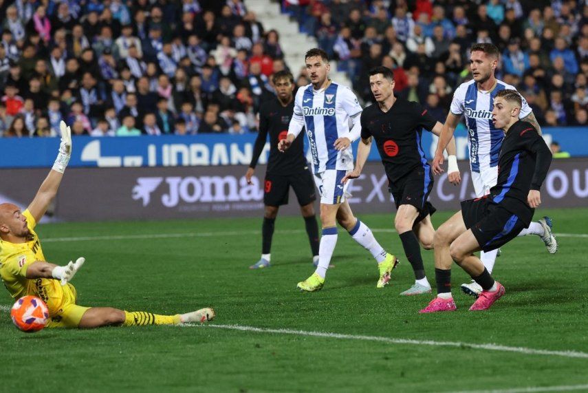 El centrocampista español del Barcelona, Fermín López (derecha), remata pero no marca durante el partido de la liga española entre el Club Deportivo Leganés SAD y el FC Barcelona en el Estadio Municipal Butarque de Leganés, cerca de Madrid, el 12 de abril de 2025.&nbsp;