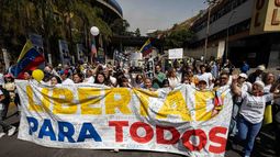 Familiares de presos políticos participan en una protesta alrededor de El Helicoide este sábado, en Caracas (Venezuela).