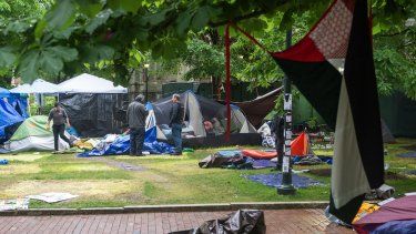El personal de mantenimiento y los equipos de eliminación de desechos limpian después de que la policía despejó un campamento de protesta pro palestino en el campus de la Universidad de Pensilvania en Filadelfia, Pensilvania, el 10 de mayo de 2024.