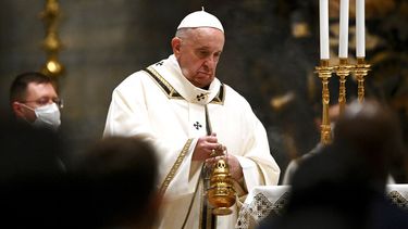 El papa Francisco oficia misa en vísperas de Navidad el jueves 24 de diciembre del 2020 en la Basílica de San Pedro, en el Vaticano.