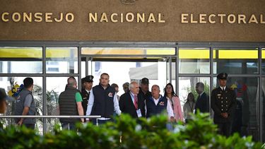 El expresidente colombiano Ernesto Samper (C izquierda) habla con el presidente del Consejo Nacional Electoral (CNE), Elvis Amoroso (C derecha) antes de una reunión privada en la sede del CNE en Caracas el 26 de julio de 2024.&nbsp;