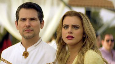 En esta imagen proporcionada por Pantelion Films, Alan Estrada, izquierda, e Isabella Castillo en una escena de La Usurpadora: The Musical.