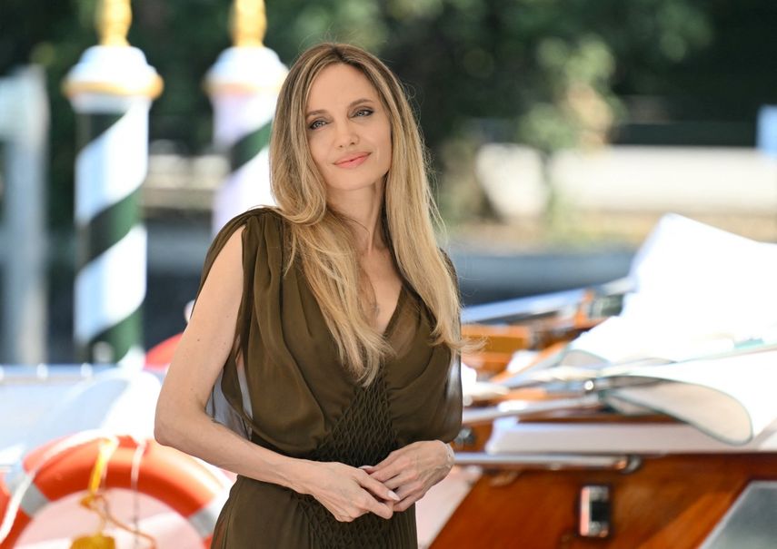 La actriz estadounidense Angelina Jolie llega al muelle Excelsior durante el 81º Festival Internacional de Cine de Venecia en el Lido de Venecia, el 29 de agosto de 2024.