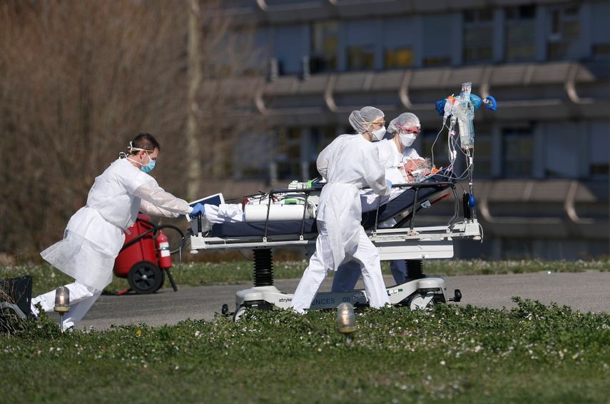 Un paciente de COVID-19 es evacuado del hospital civil Mulhouse, en el este de Francia, el 23 de marzo de 2020. A un año de iniciar la pandemia, el mundo se acercaba a las 3 millones de muertes por coronavirus