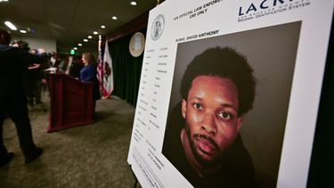 En una rueda de prensa sobre el caso en su contra, celebrada en Los Ángeles el 20 de abril de 2026, se puede ver una fotografía del cantante D4vd. &nbsp;
