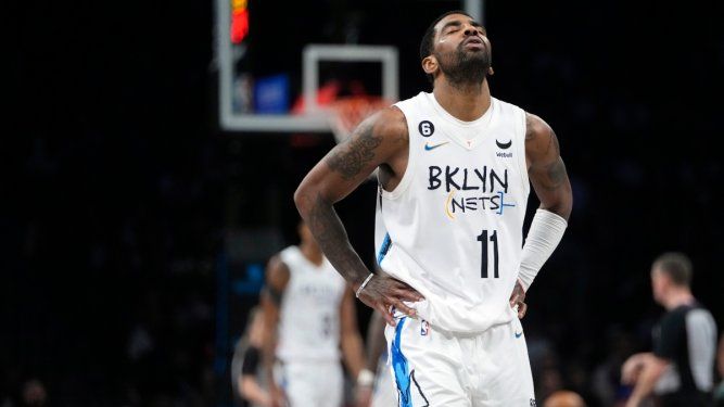 En foto del 26 de enero del 2023, Kyrie Irving de los Nets de Brooklyn reacciona durante el encuentro ante los Pistons de Detroit.