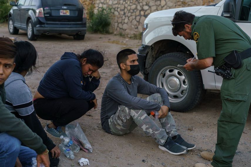 Inmigrantes ilegales detenidos en la frontera sur por agentes de Inmigración.