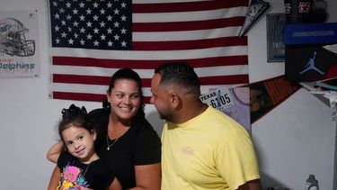 Víctor Macedo, su esposa Ana Merino, y su hija Sonia, llegaron al sur de la Florida en busca de paz y una mejor calidad de vida, hace casi dos años. 